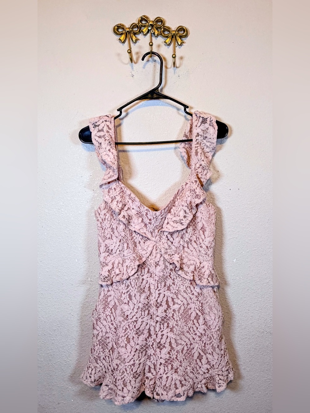 BCBGeneration Dusty Rose Lace Ruffle Sleeveless Romper. Size 8